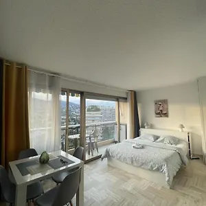 Cannes Marina Résidence Le Surcouf - De 28m2 Au 10ème étage Avec Piscine, Terrasse, Parking, Vue Montagne Et Port : Mandelieu-la Napoule Mandelieu